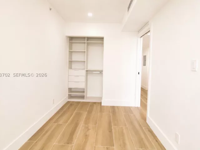 2-bedroom condo for sale in Miami Beach - 5601 Collins Ave 1009 - MondialRealty