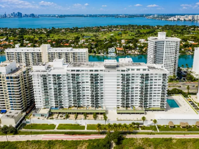 2-bedroom condo for sale in Miami Beach - 5601 Collins Ave 1009 - MondialRealty