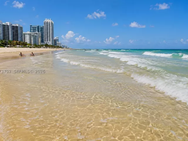 2-bedroom condo for sale in Miami Beach - 5601 Collins Ave 1009 - MondialRealty