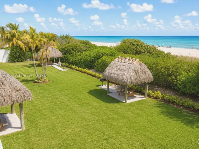 2-bedroom condo for sale in Miami Beach - 5601 Collins Ave 1009 - MondialRealty