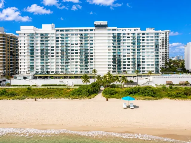 2-bedroom condo for sale in Miami Beach - 5601 Collins Ave 1009 - MondialRealty