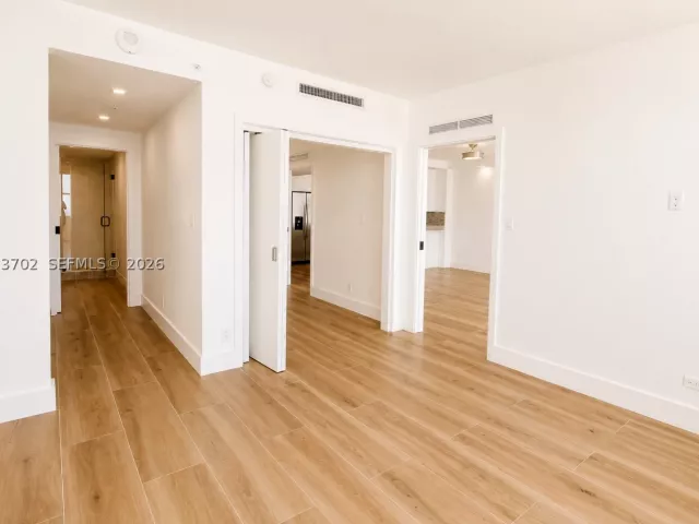 2-bedroom condo for sale in Miami Beach - 5601 Collins Ave 1009 - MondialRealty