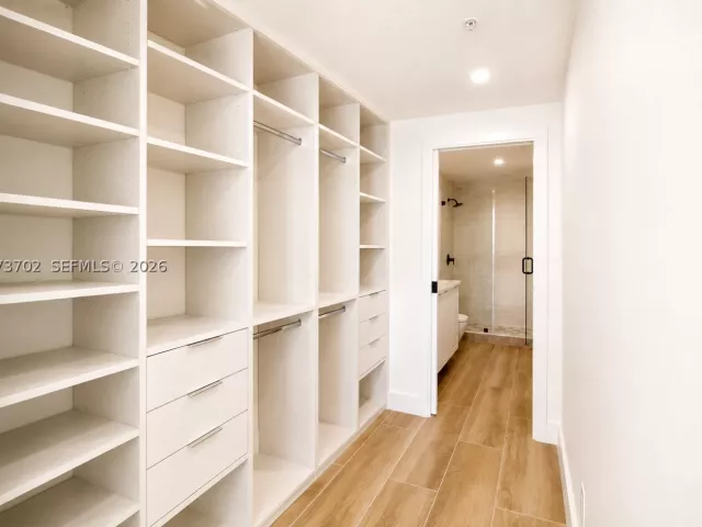 2-bedroom condo for sale in Miami Beach - 5601 Collins Ave 1009 - MondialRealty