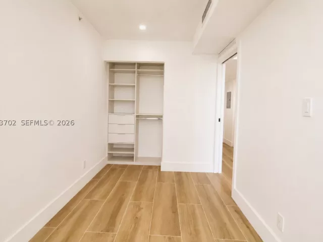 2-bedroom condo for sale in Miami Beach - 5601 Collins Ave 1009 - MondialRealty