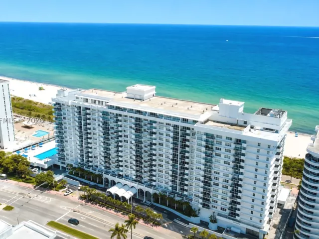 2-bedroom condo for sale in Miami Beach - 5601 Collins Ave 1009 - MondialRealty