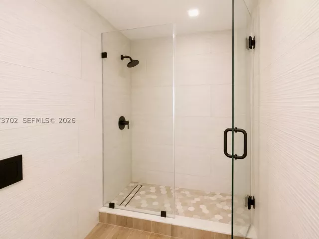 2-bedroom condo for sale in Miami Beach - 5601 Collins Ave 1009 - MondialRealty