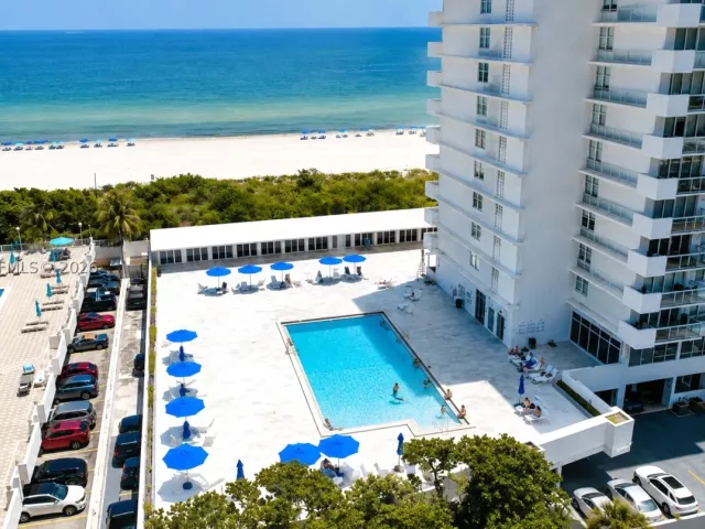 2-bedroom condo for sale in Miami Beach - 5601 Collins Ave 1009 - MondialRealty