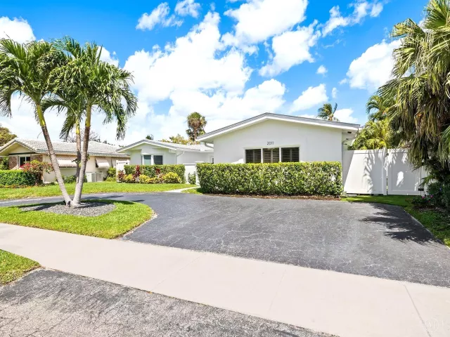 4-bedroom home for rent in Fort Lauderdale - 2011 NE 60TH Street - MondialRealty
