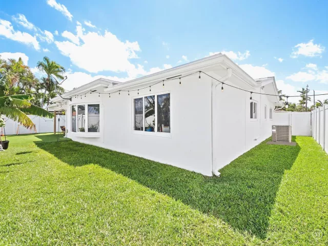 4-bedroom home for rent in Fort Lauderdale - 2011 NE 60TH Street - MondialRealty