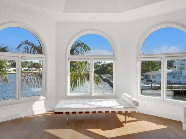 6-bedroom home for sale in Pompano Beach - 2584 SE 12th Street - MondialRealty
