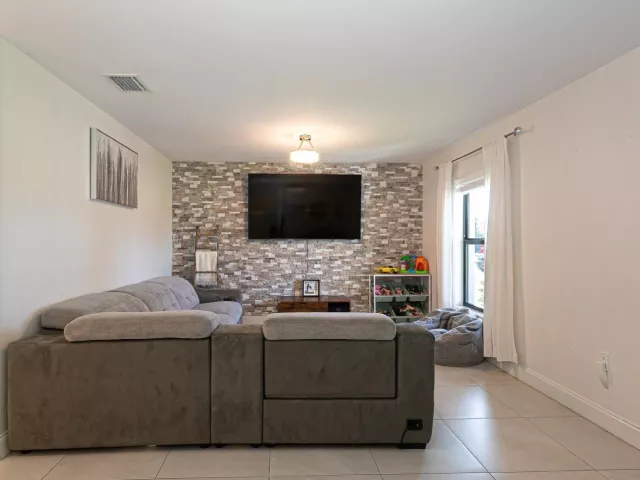 3-bedroom home for sale in West Palm Beach - 5803 Lime Road - MondialRealty