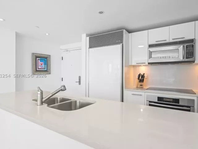 2-bedroom condo for sale in Miami Beach - 6801 Collins Ave 1206/1210 - MondialRealty
