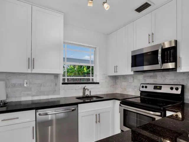3-bedroom home for rent in Pompano Beach - 1240 SW 3RD Terrace - MondialRealty
