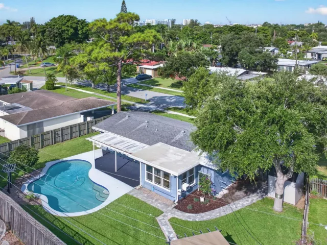3-bedroom home for rent in Pompano Beach - 1240 SW 3RD Terrace - MondialRealty