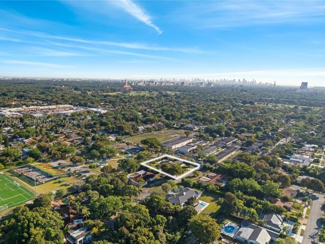 5-bedroom home for rent in Miami - 5801 SW 44th Ter - - MondialRealty