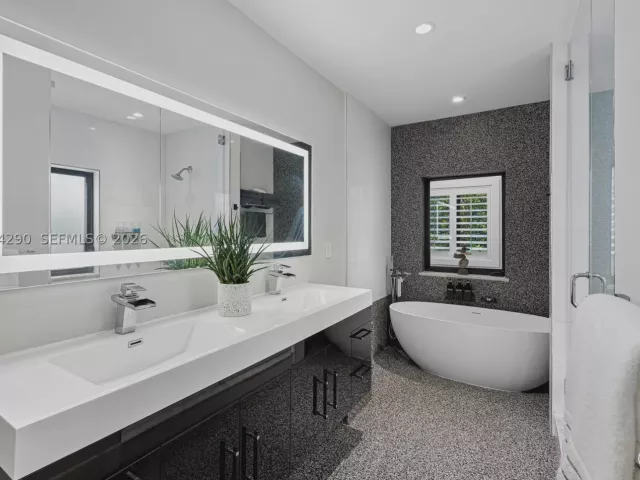 3-bedroom home for rent in Coral Gables - 231 Fluvia Ave - - MondialRealty