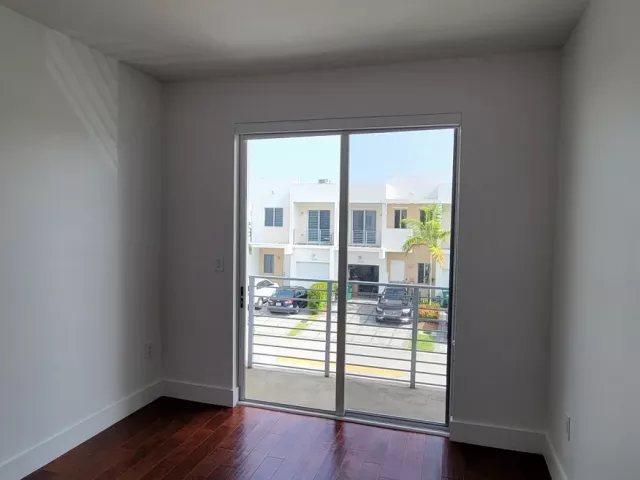 3-bedroom home for rent in Doral - 10219 NW 72nd Ter - MondialRealty