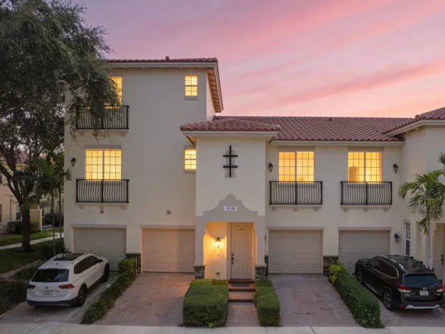 3-bedroom home for sale in Delray Beach - 1020 E LONGPORT Circle 6B - MondialRealty