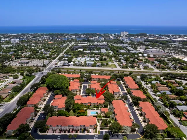 3-bedroom home for sale in Delray Beach - 1020 E LONGPORT Circle 6B - MondialRealty