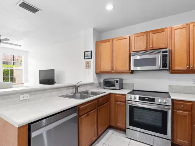 3-bedroom home for sale in Delray Beach - 1020 E LONGPORT Circle 6B - MondialRealty