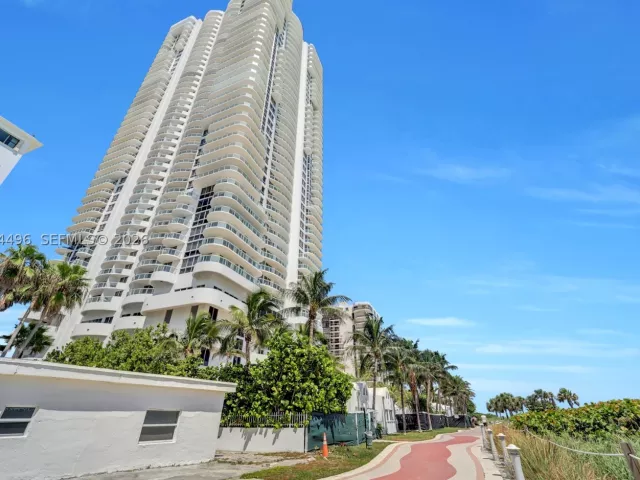 2-bedroom condo for sale in Miami Beach -  - MondialRealty