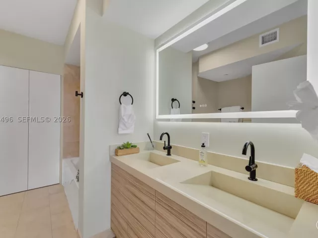 2-bedroom condo for sale in Miami Beach -  - MondialRealty