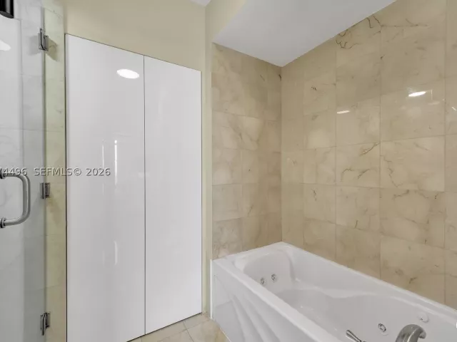 2-bedroom condo for sale in Miami Beach -  - MondialRealty