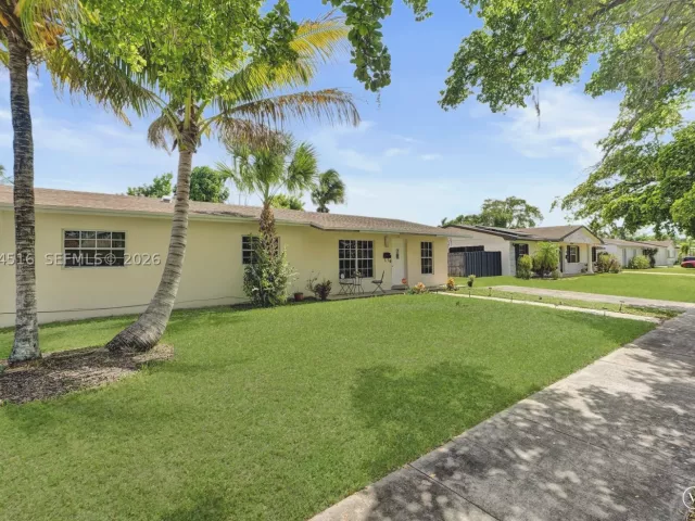 3-bedroom home for sale in Miami Gardens - 102 NE 206th Ter - MondialRealty