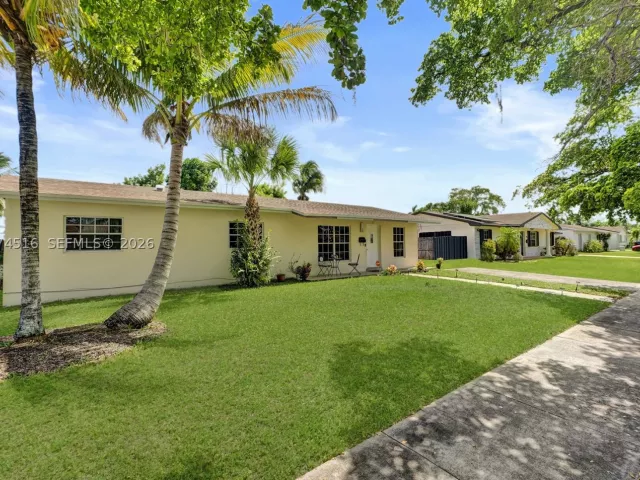 3-bedroom home for sale in Miami Gardens - 102 NE 206th Ter - MondialRealty