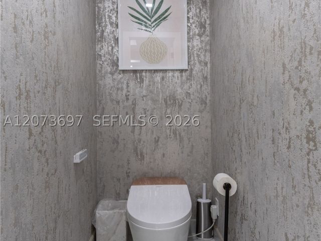 5-bedroom home for sale in Hollywood - 5601 N Ocean Dr - MondialRealty
