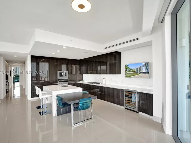 2-bedroom condo for sale in Aventura - 3250 NE 188th St 501 - MondialRealty