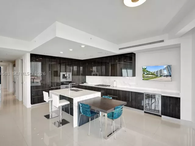 2-bedroom condo for sale in Aventura - 3250 NE 188th St 501 - MondialRealty