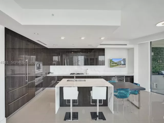 2-bedroom condo for sale in Aventura - 3250 NE 188th St 501 - MondialRealty
