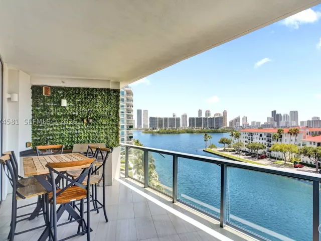 2-bedroom condo for sale in Aventura - 3250 NE 188th St 501 - MondialRealty