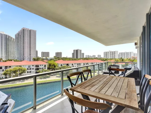 2-bedroom condo for sale in Aventura - 3250 NE 188th St 501 - MondialRealty