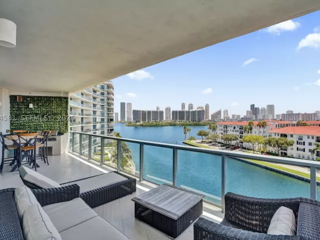 2-bedroom condo for sale in Aventura - 3250 NE 188th St 501 - MondialRealty