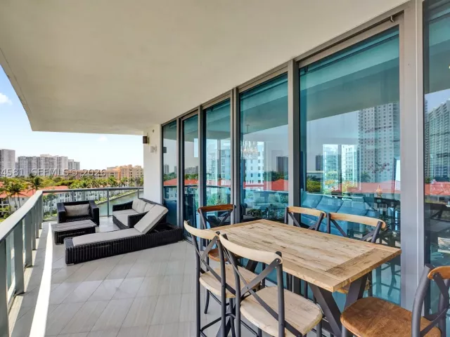 2-bedroom condo for sale in Aventura - 3250 NE 188th St 501 - MondialRealty
