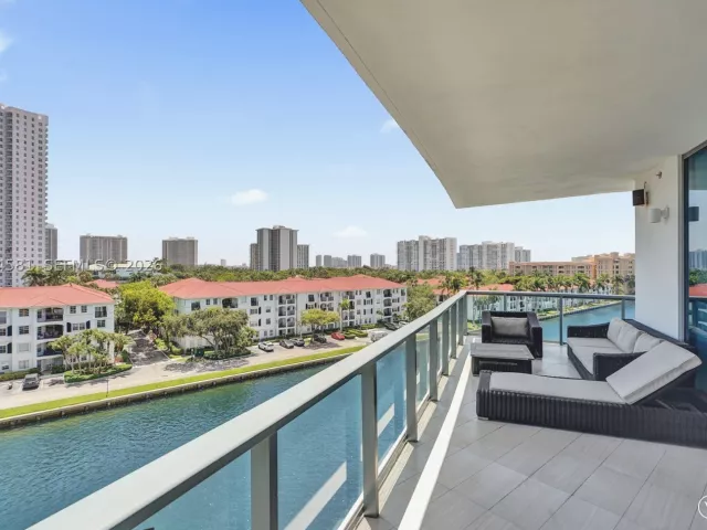 2-bedroom condo for sale in Aventura - 3250 NE 188th St 501 - MondialRealty
