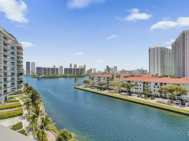 2-bedroom condo for sale in Aventura - 3250 NE 188th St 501 - MondialRealty