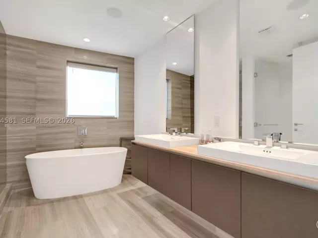 2-bedroom condo for sale in Aventura - 3250 NE 188th St 501 - MondialRealty