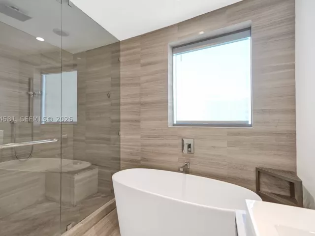 2-bedroom condo for sale in Aventura - 3250 NE 188th St 501 - MondialRealty