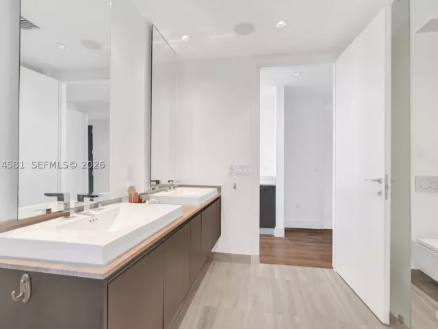 2-bedroom condo for sale in Aventura - 3250 NE 188th St 501 - MondialRealty