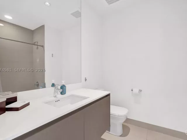 2-bedroom condo for sale in Aventura - 3250 NE 188th St 501 - MondialRealty