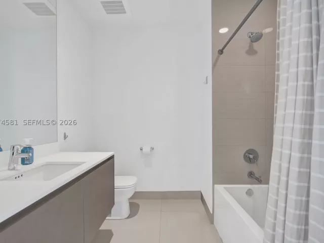 2-bedroom condo for sale in Aventura - 3250 NE 188th St 501 - MondialRealty