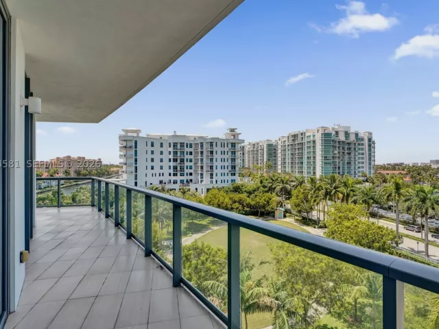 2-bedroom condo for sale in Aventura - 3250 NE 188th St 501 - MondialRealty