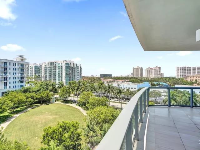 2-bedroom condo for sale in Aventura - 3250 NE 188th St 501 - MondialRealty