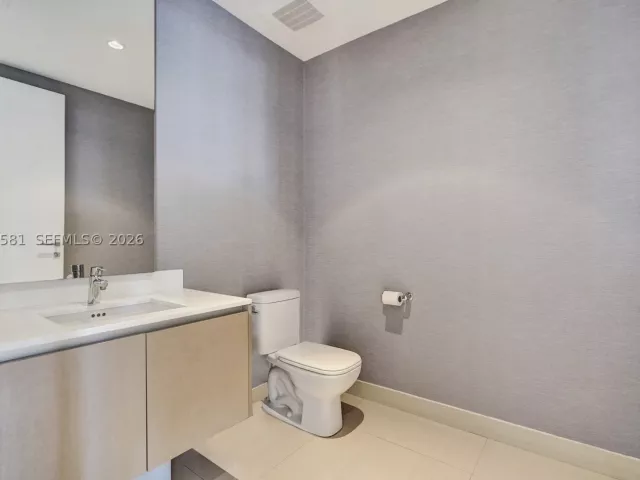 2-bedroom condo for sale in Aventura - 3250 NE 188th St 501 - MondialRealty