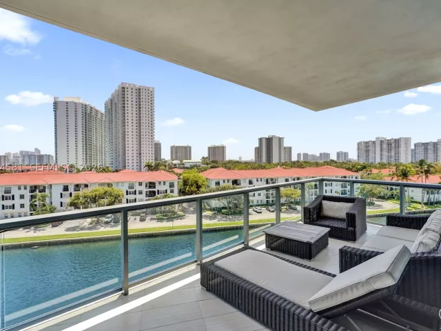 2-bedroom condo for sale in Aventura - 3250 NE 188th St 501 - MondialRealty
