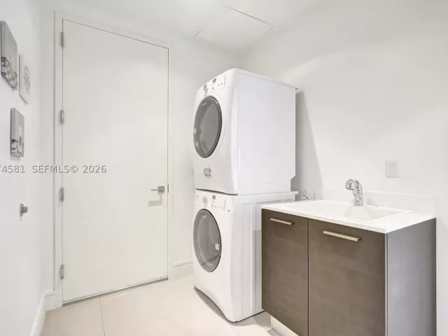 2-bedroom condo for sale in Aventura - 3250 NE 188th St 501 - MondialRealty