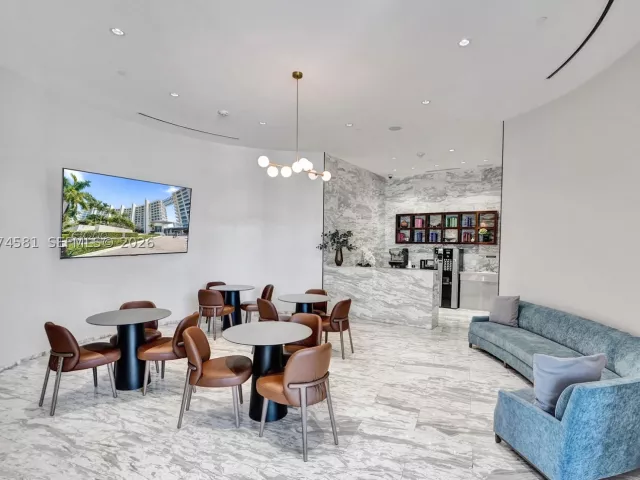 2-bedroom condo for sale in Aventura - 3250 NE 188th St 501 - MondialRealty